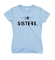 Pastelowa błękitna koszulka damska z nadrukiem BFF SISTER , modna bluzka dla nastolatek z nadrukiem dla przyjaciół - koszulka dla najlepszych przyjaciółek ; pomysł na prezent dla przyjaciółki