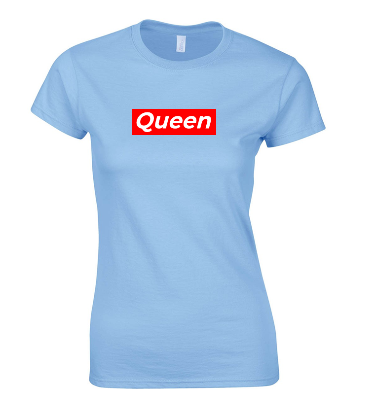 KOSZULKA QUEEN damska pasek z nadrukiem dla par zakochanych dla niej błękitna.png