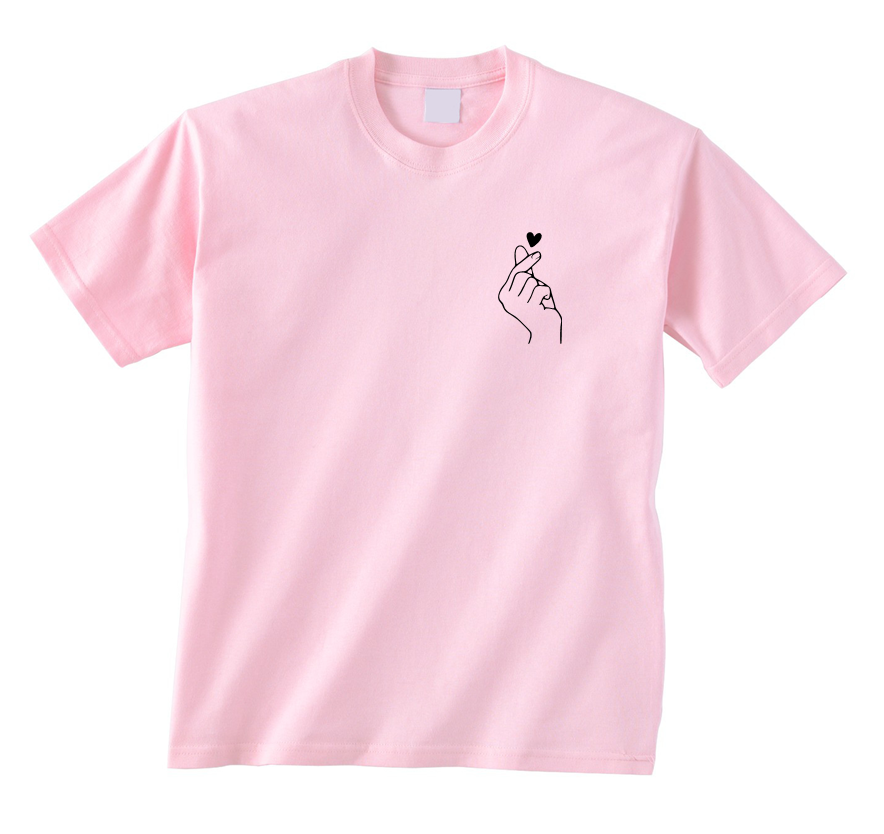 koszulka hand heart dłoń serce kawaii kpop z nadrukiem pudroworóżowa.png