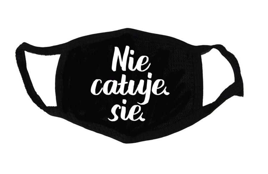 czarna maseczka chigieniczna z nadrukiem napisami nie całuję się.png