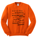 bluza WE ARE JUST BEST FRIENDS dla przyjaciół przyjaciółek śmieszna zabawna z nadrukiem napisami na prezent pomarancz przod.png