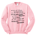 bluza WE ARE JUST BEST FRIENDS dla przyjaciół przyjaciółek śmieszna zabawna z nadrukiem napisami na prezent pudrowy przod.png