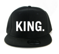 Snapback KING - modna czapka z płaskim daszkiem z napisem KING dla niego ; czapka męska snapback z nadrukiem KING ; świetny pomysł na prezent dla chłopaka na walentynki , na urodziny , na święta