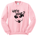 bluza z nadrukiem WHY SO SERIOUS śmieszna zabawna bluza z napisami pudroworóżowa.png