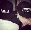 Snapbacki dla par zakochanych KING o QUEEN ; czapki  z napisami King i Queen dla niej i dla niego - modne czapki z płaskim daszkiem dla dwojga na walentynki ; fajny prezent walentynkowy dla par